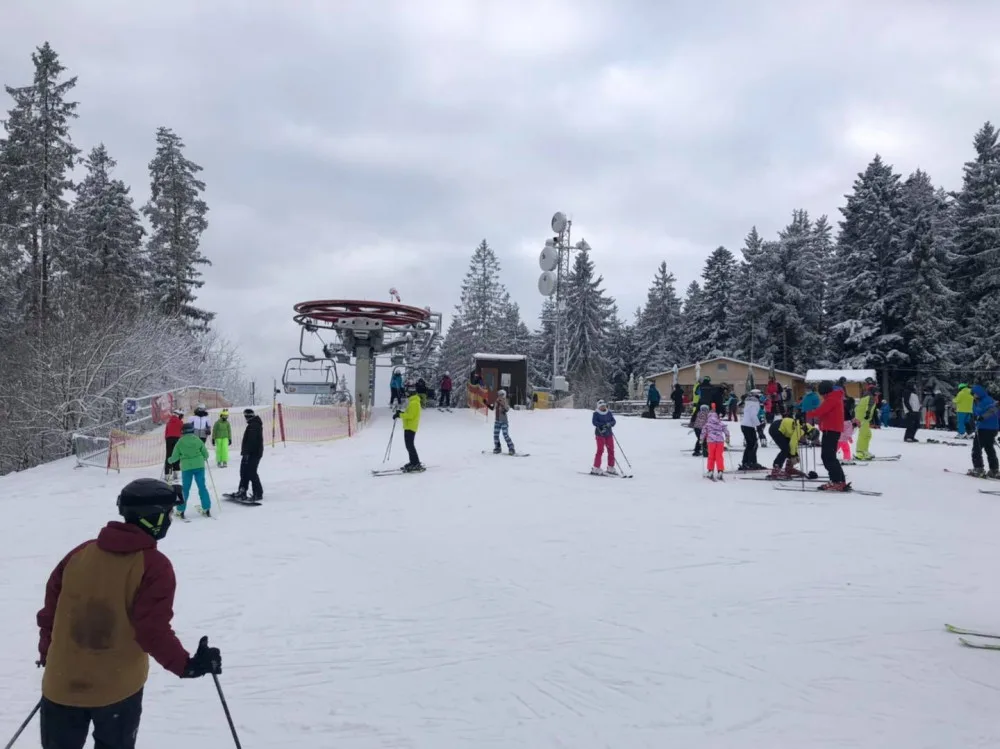 Lyžařské areály na jihu Čech praskaly ve švech. Na Lipno vyrazily tisíce lidí