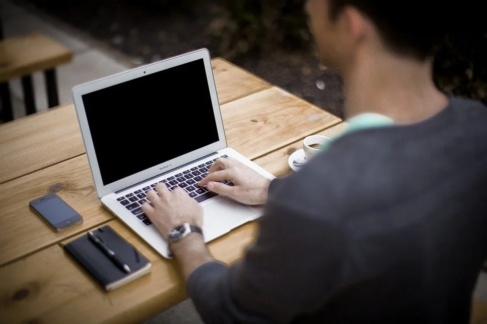 Lidé chtějí jako benefit příspěvek na mobil či notebook