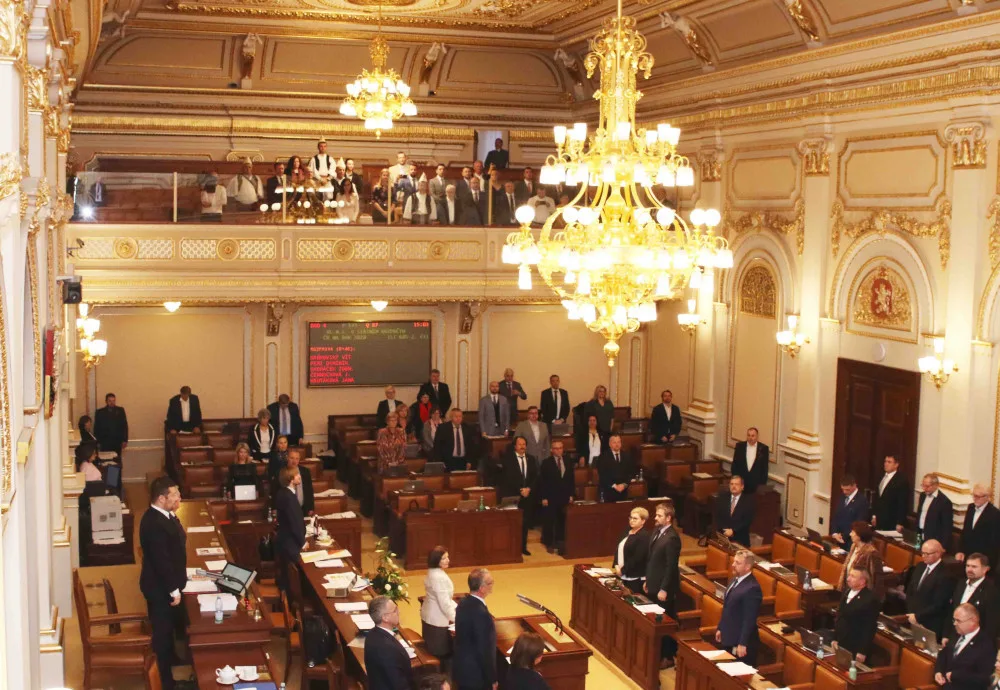 Vtípky na psa i návrh na zmražení politiků. Přečtěte si nejlepší výroky z letošních debat vlády
