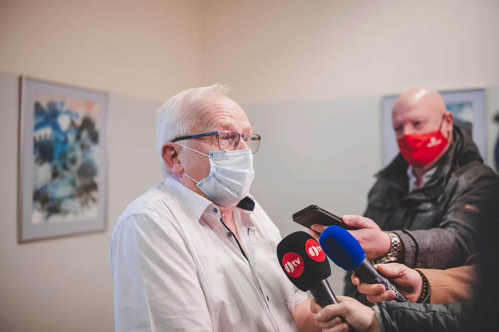 V Jihočeském kraji začalo očkování proti onemocnění covid-19. První vakcínu dostal emeritní primář infekčního oddělení.
