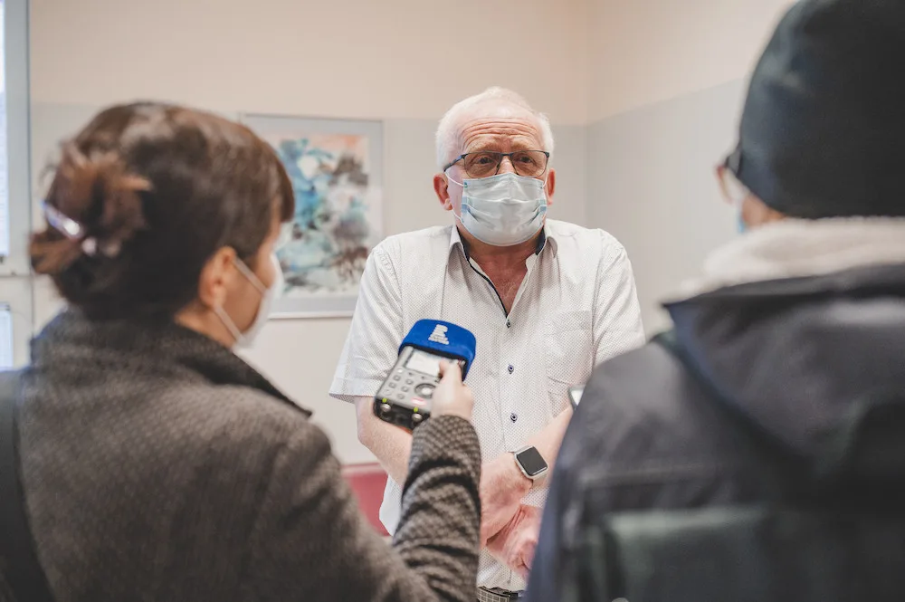 V Jihočeském kraji začalo očkování proti onemocnění covid-19. První vakcínu dostal emeritní primář infekčního oddělení.