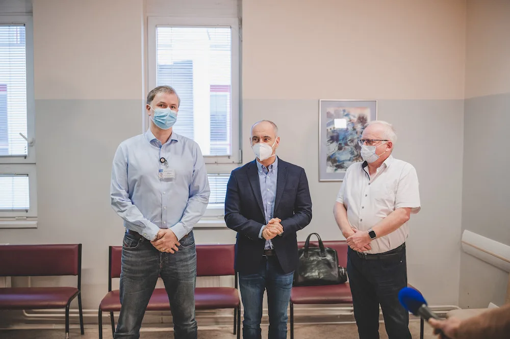 V Jihočeském kraji začalo očkování proti onemocnění covid-19. První vakcínu dostal emeritní primář infekčního oddělení.