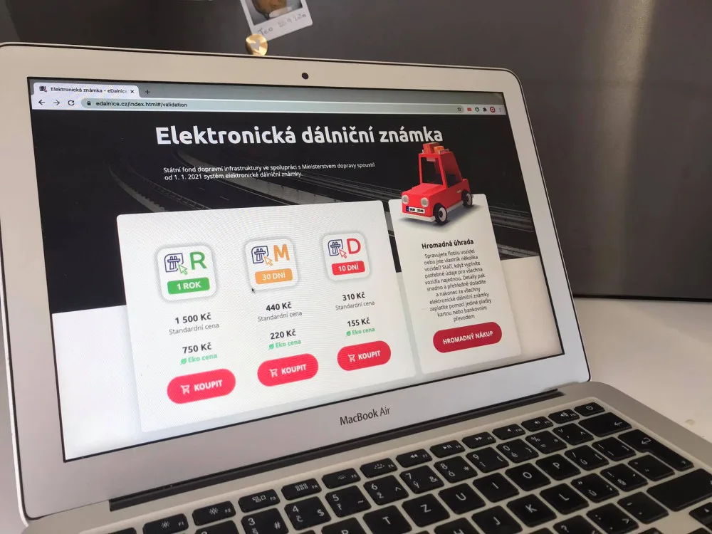Nalepovací dálniční známky jsou minulostí, ode dneška se prodávají jen elektronické.