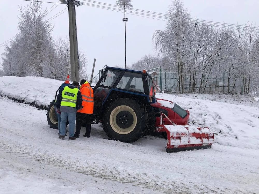 Ženu na Prachaticku zachytil traktor s pluhem. Na místě zemřela