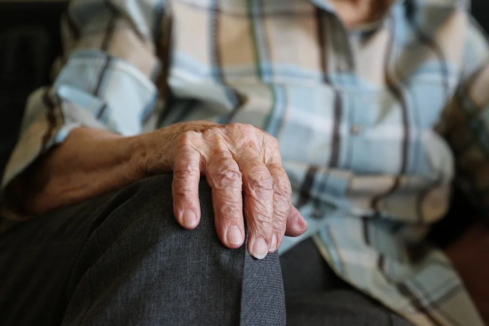 Podvodník vylákal ze seniorky tisíce korun. Vydával se za revizního technika