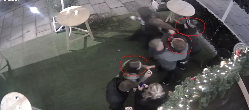 Policie řeší rvačku v centru města. Hledá svědky