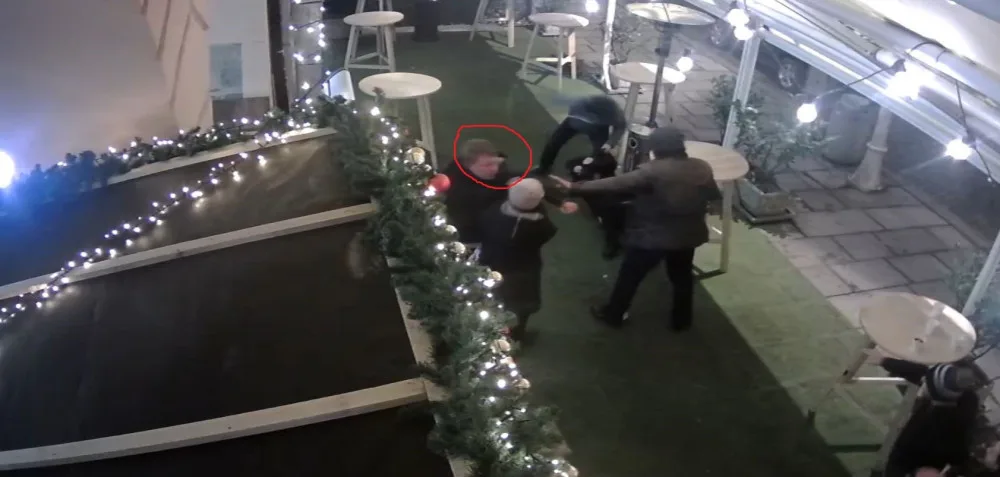Policie řeší rvačku v centru města. Hledá svědky