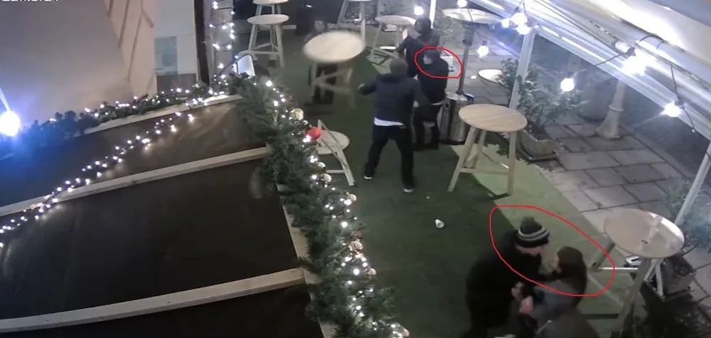 Policie řeší rvačku v centru města. Hledá svědky