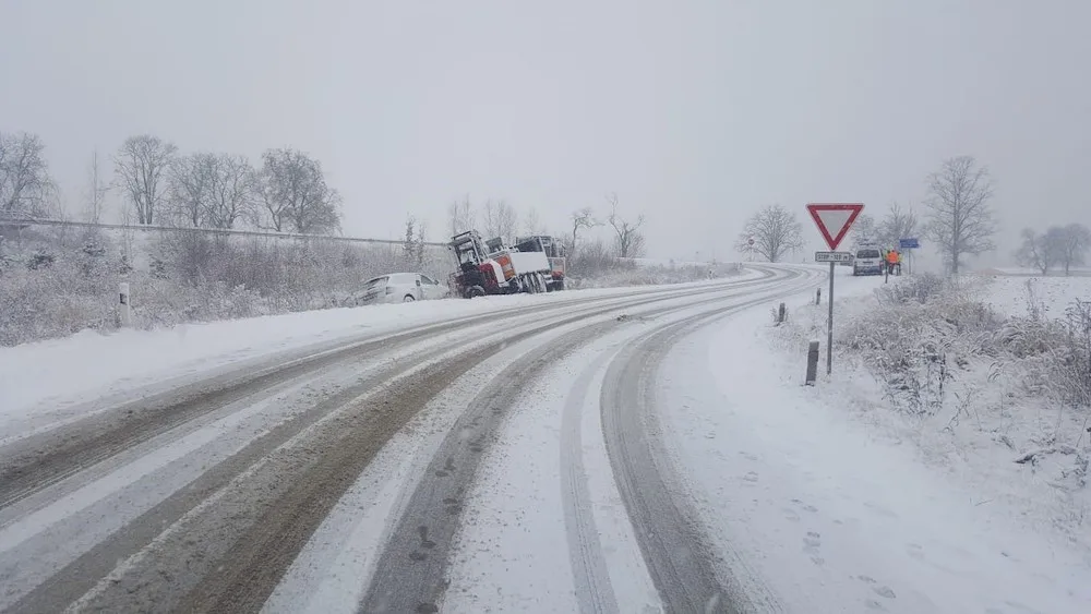 Hasiči odklízeli od rána desítky popadaných stromů. Silnice na jihu Čech jsou sjízdné s opatrností