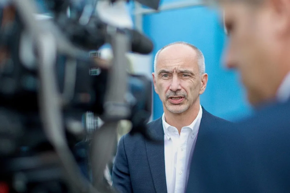 Povolení návštěv v nemocnicích je nepochopitelné, zlobí se Asociace krajů. Zatíží to už tak náročný provoz nemocnic, tvrdí Kuba