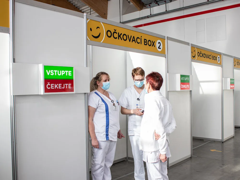 Budějcké očkovací centrum zahájilo provoz. Od čtvrtka pojede naplno