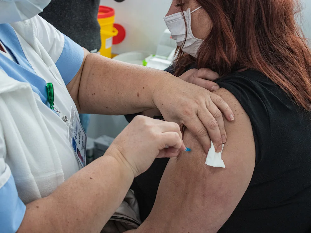 Registrační systém k očkování se od února nebude otevírat pro lidi pod 80 let