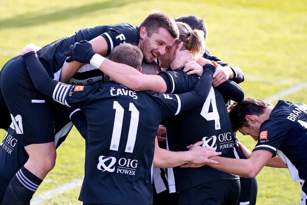 Fotbalisté Dynama slaví úvodní branku do sítě Teplic s jejím autorem Maksymem Talovierovem.