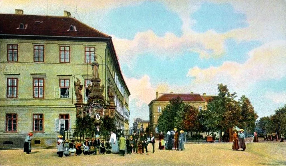 Mariánské sousoší na Mariánském náměstí, v pozadí Lobkovické náměstí za c. k.