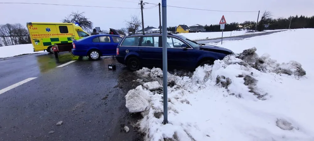 VIDEO: Zraněného řidiče museli z auta vyprostit hasiči