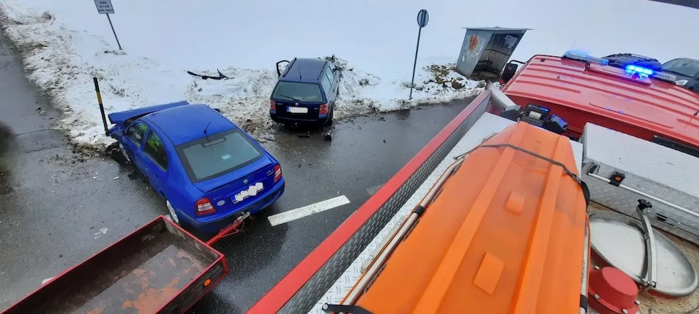 VIDEO: Zraněného řidiče museli z auta vyprostit hasiči