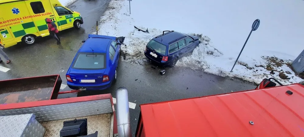 VIDEO: Zraněného řidiče museli z auta vyprostit hasiči