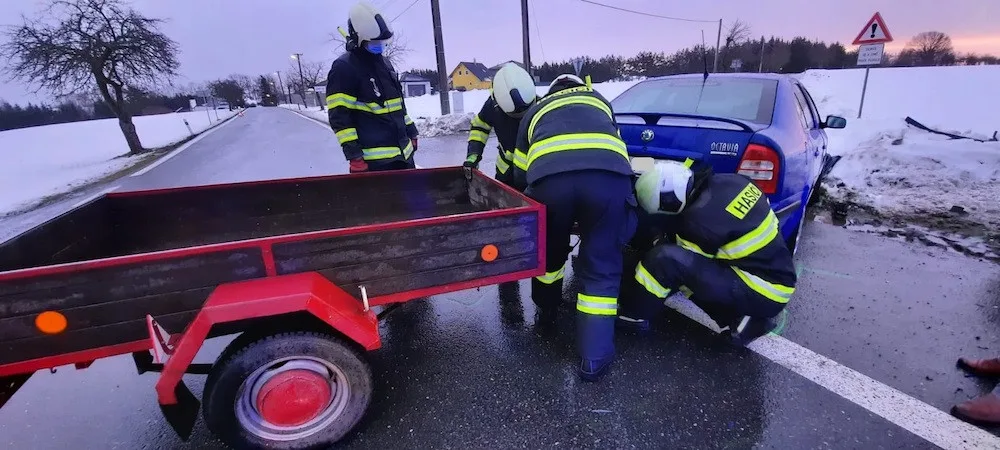 VIDEO: Zraněného řidiče museli z auta vyprostit hasiči
