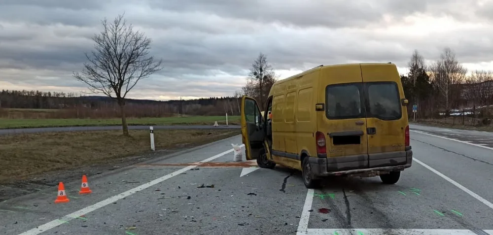 Další tragická nehoda na jihu Čech. V Jindřichově Hradci se střetl osobák s dodávkou