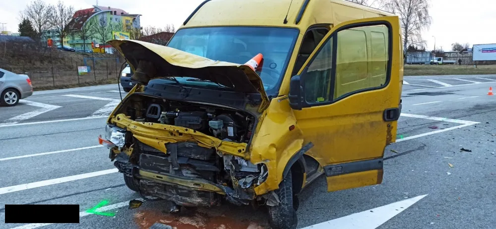 Další tragická nehoda na jihu Čech. V Jindřichově Hradci se střetl osobák s dodávkou