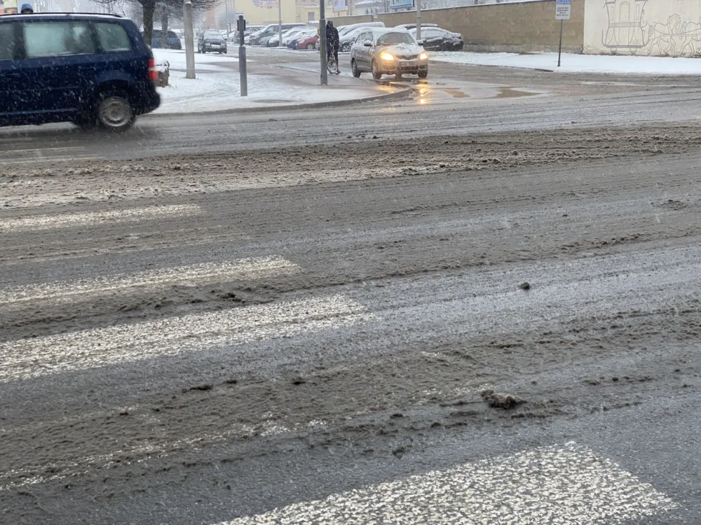 Na jihočeských silnicích je rozbředlý sníh. Některé vlaky nejedou
