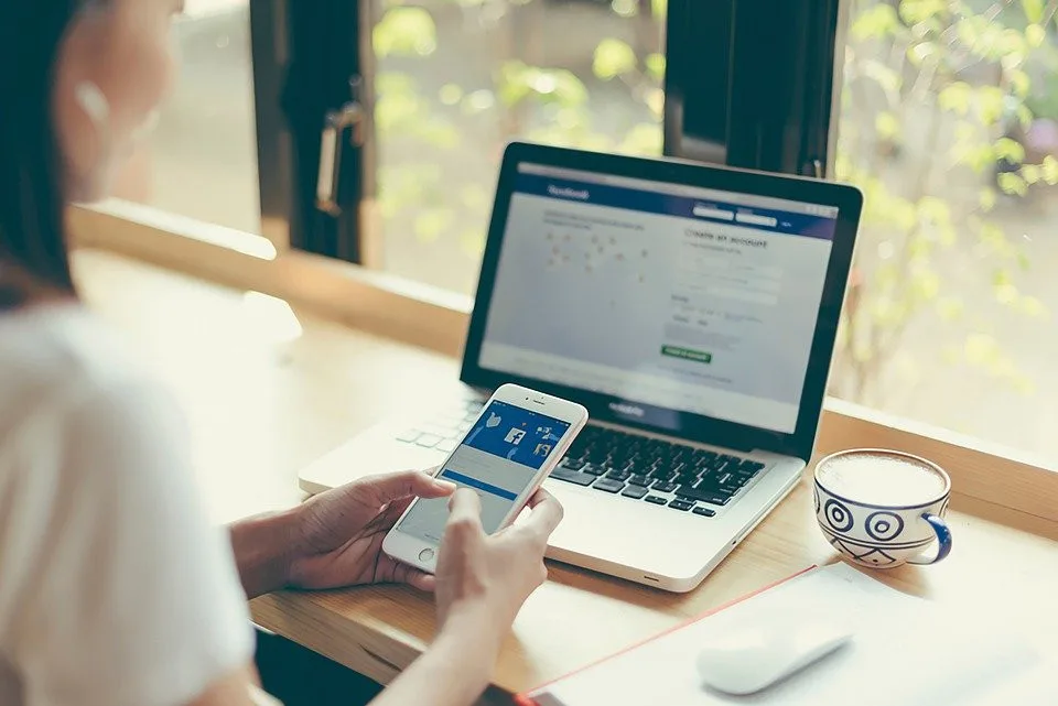 Facebook oznámil, že začíná mazat nepravdy o všech vakcínách