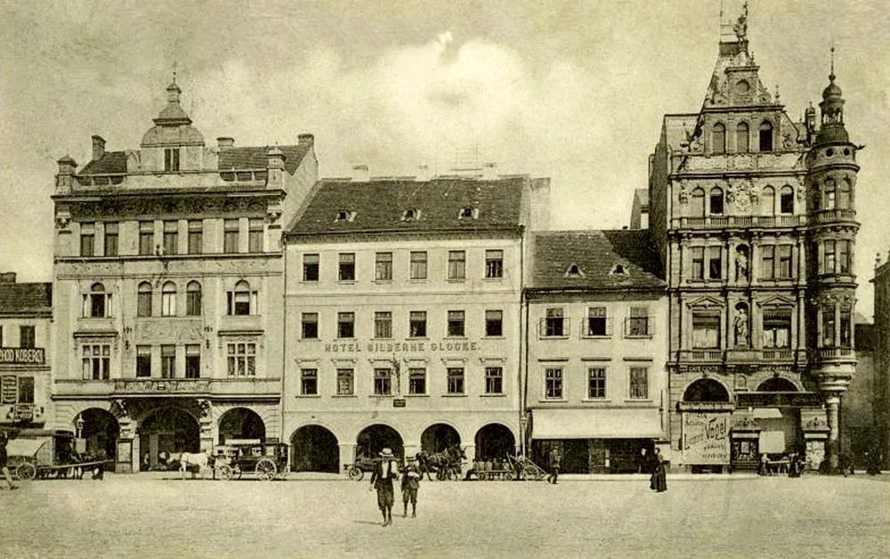 Východní strana náměstí, malý dům před rokem 1908.