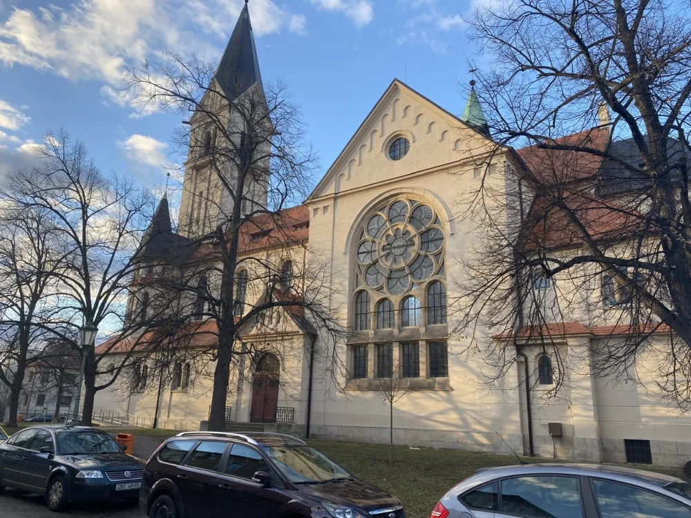 Zvony v kostele sv. Jana Nepomuckého bijí častěji. Vyzývají ke společné modlitbě