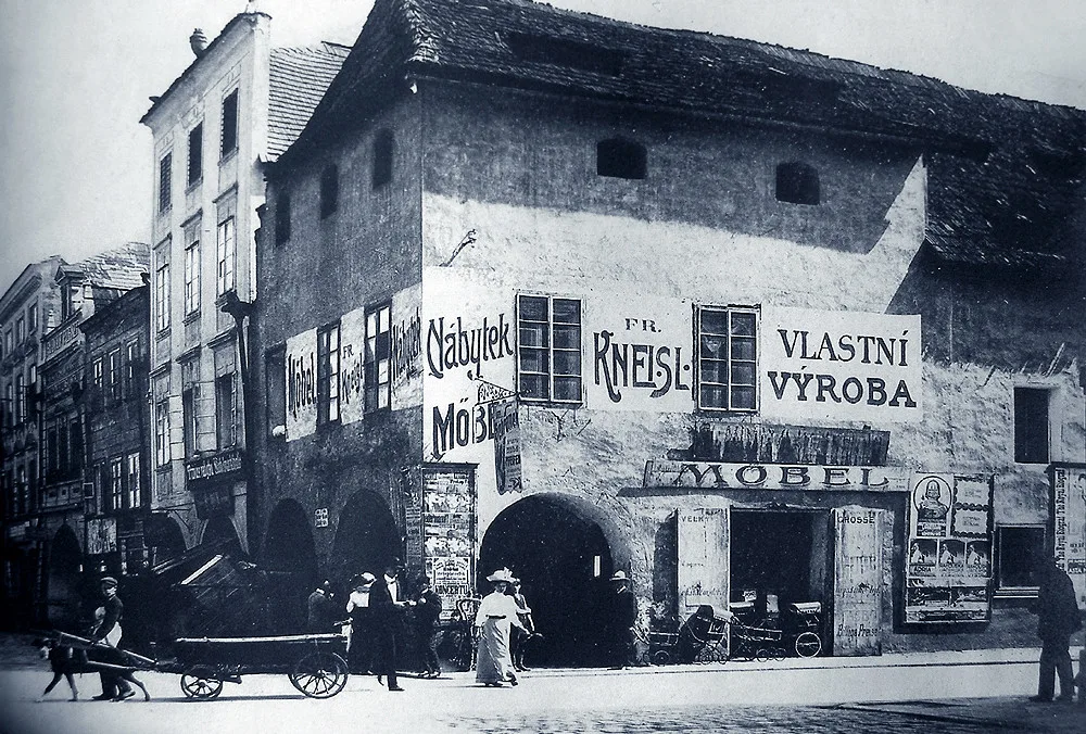 Obchod nábytkem Františka Kneisla na rohu Kanovnické a Kněžské za c. k.