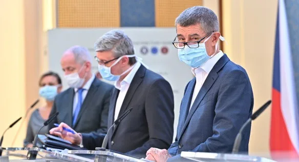 Babiš zpochybnil návrat do škol, chce zrušit tendr na testy