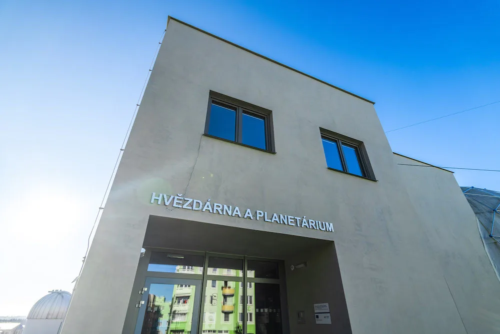 Pracovníci jindřichohradecké hvězdárny a planetária komunikují s veřejností prostřednictvím naučných videí