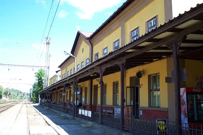 Správa železnic začala rekonstruovat výpravní budovu v Písku. Vrátí se její historický vzhled