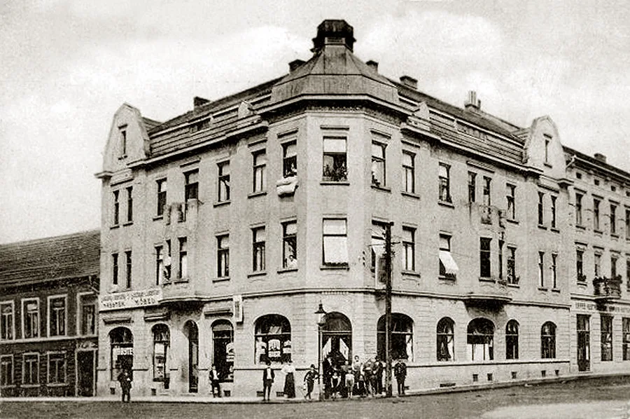 Hotel Fried z roku 1911 na rohu Lannovky a Nádražní.