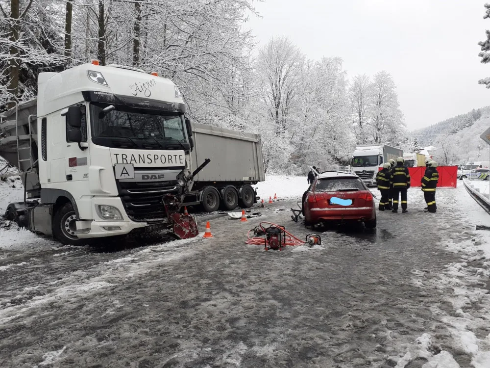 Řidič osobáku dostal smyk a narazil do kamionu. Na místě zemřel