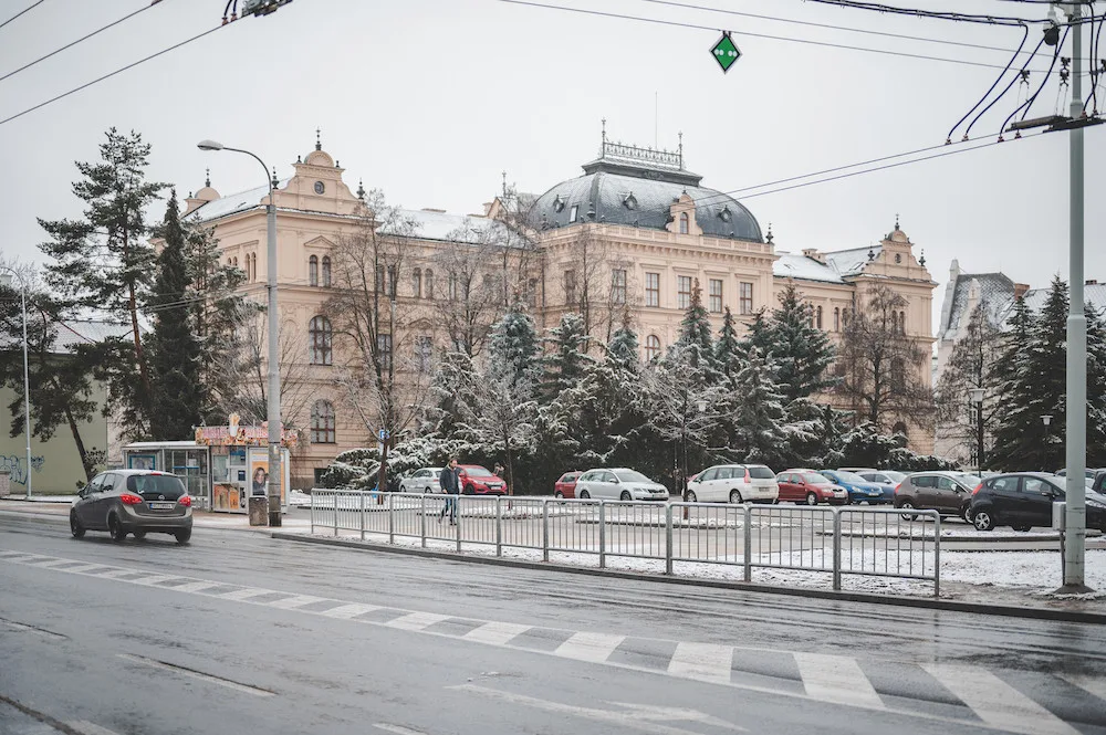 POLITICKÁ KORIDA: Co si myslí zastupitelé o novém zábradlí na Senovážném náměstí?