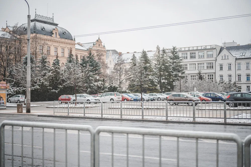 POLITICKÁ KORIDA: Co si myslí zastupitelé o novém zábradlí na Senovážném náměstí?