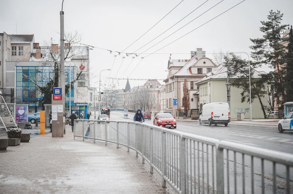POLITICKÁ KORIDA: Co si myslí zastupitelé o novém zábradlí na Senovážném náměstí?