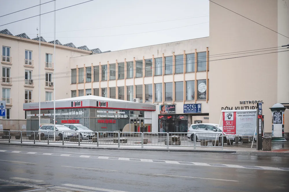 POLITICKÁ KORIDA: Co si myslí zastupitelé o novém zábradlí na Senovážném náměstí?