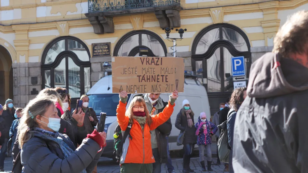 V Písku proti vládě protestovalo pět desítek lidí. Přijel i poslanec Volný