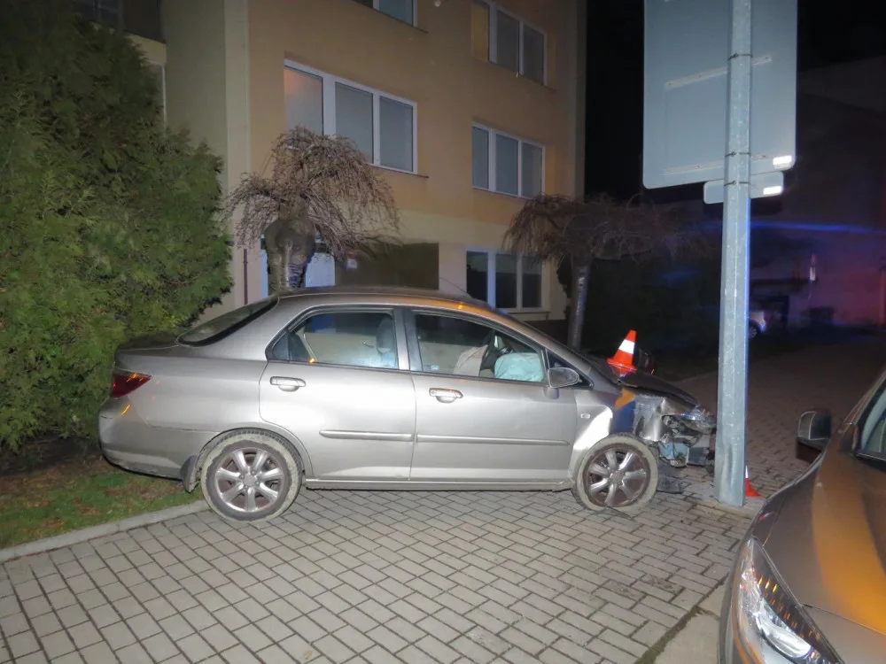 Opilý řidič naboural do veřejného osvětlení. V nemocnici nadýchal čtyři promile