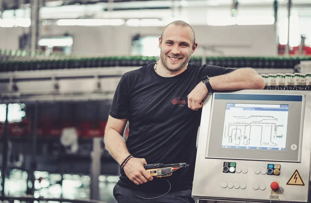 Budvar hlásí největší výstav v historii a hledá nové kolegy. Elektromechanik si přijde na nadstandardní mzdu, bonusy i náborový příspěvek
