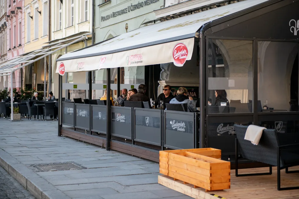 Vysedávání na předzahrádkách je konec. Kvůli shlukování lidí je radnice některým podnikům zatrhla