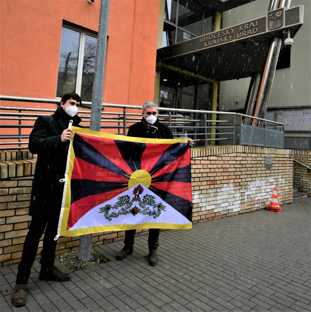 Před budovou Krajského úřadu Jihočeského kraje zavlála tibetská vlajka.