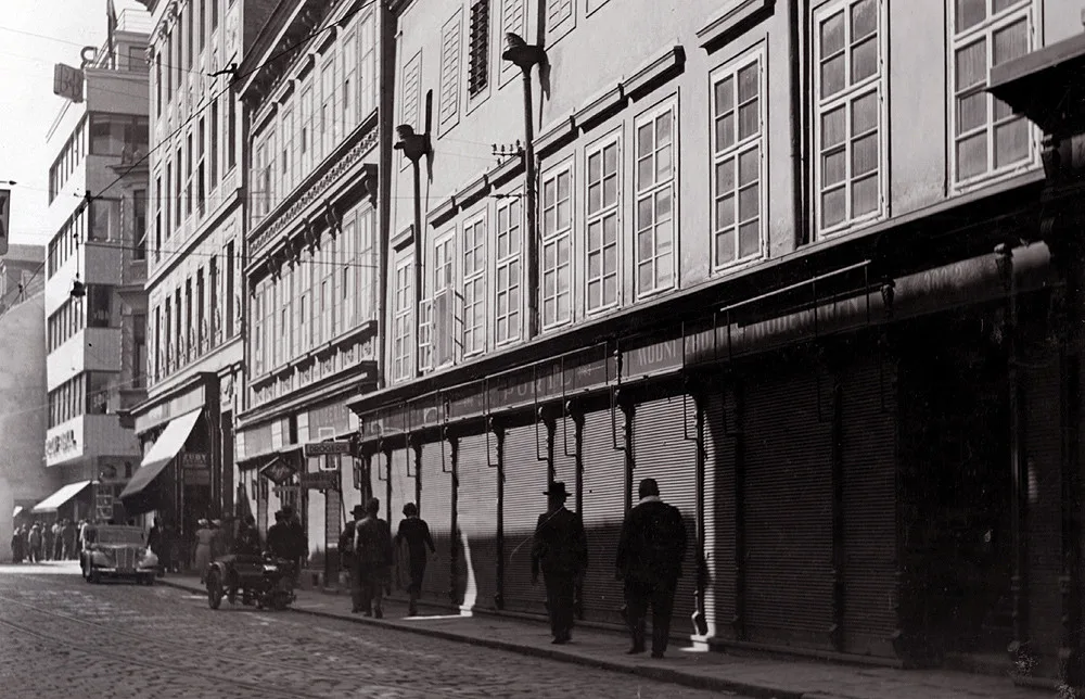 Divadelní ulice po roce 1935 od náměstí k Broukárně.