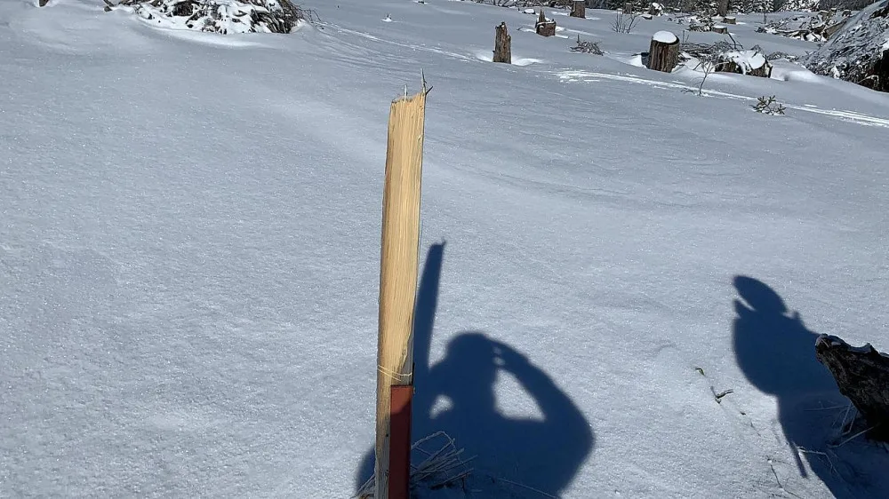 Ulomená cedule na Jezerní hoře.