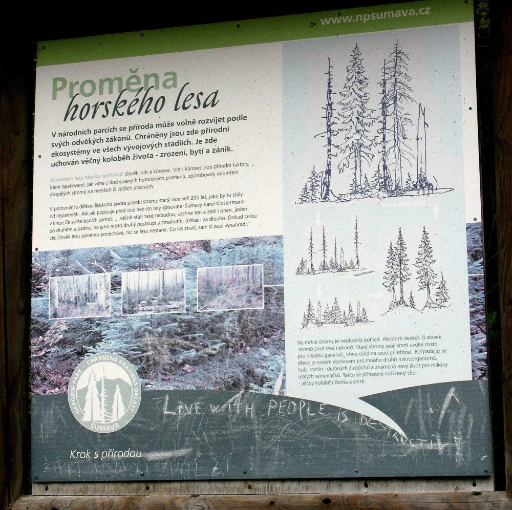 Poničená infortabule.