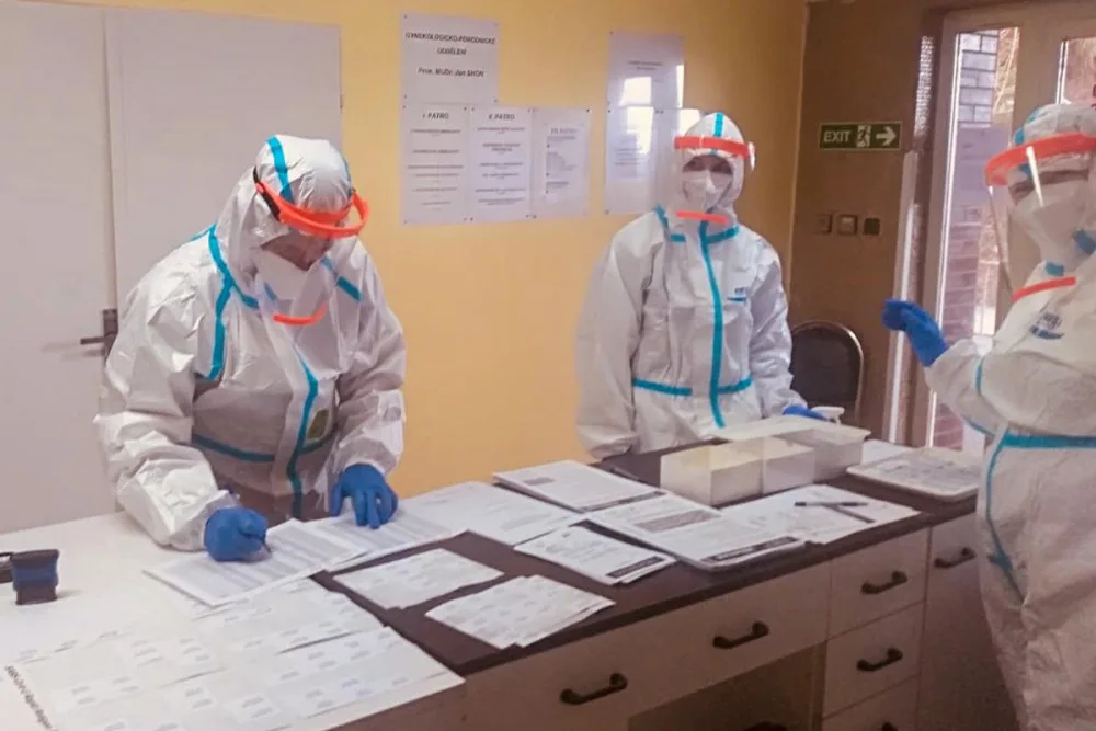 Do náročné služby zdravotníků skočil strakonický voják rovnýma nohama.