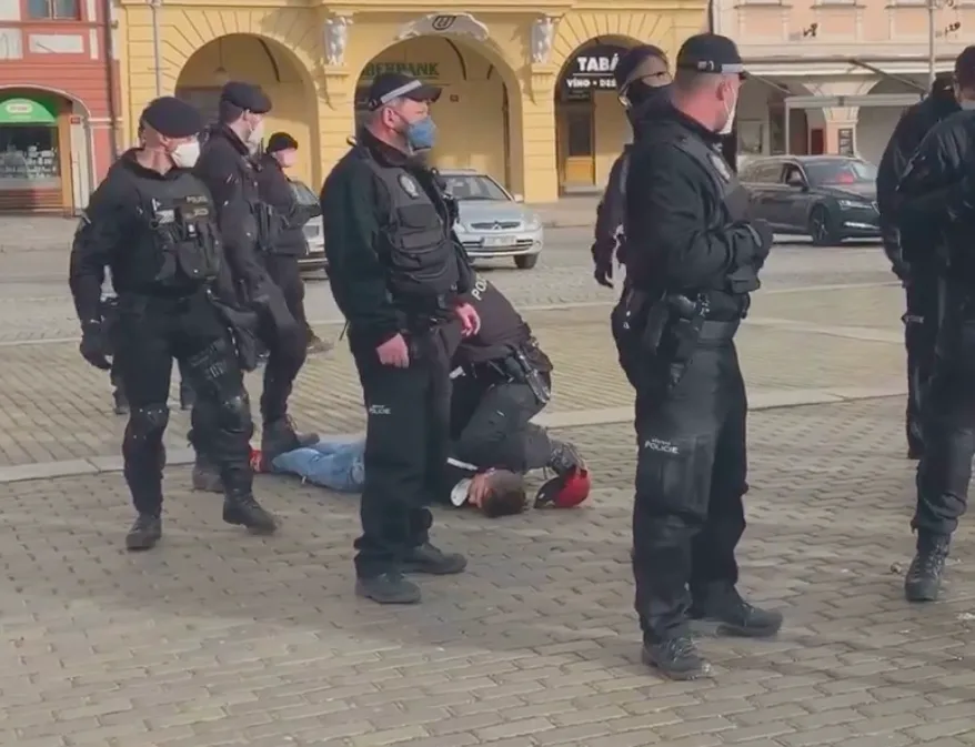 Zákrok proti mladíkovi na budějckém náměstí byl oprávněný, uvedl policejní ředitel