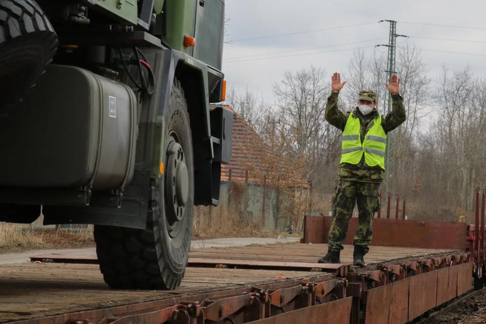 Strakoničtí vojáci nakládali techniku na železnici. Rozhodovaly milimetry i lidská důvěra