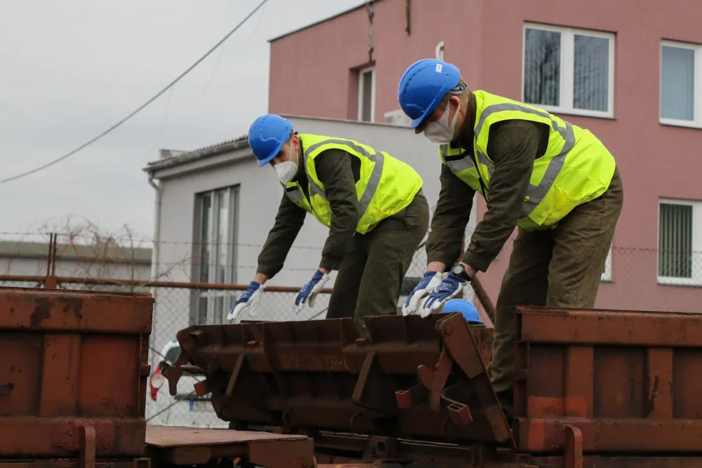 Strakoničtí vojáci nakládali techniku na železnici. Rozhodovaly milimetry i lidská důvěra
